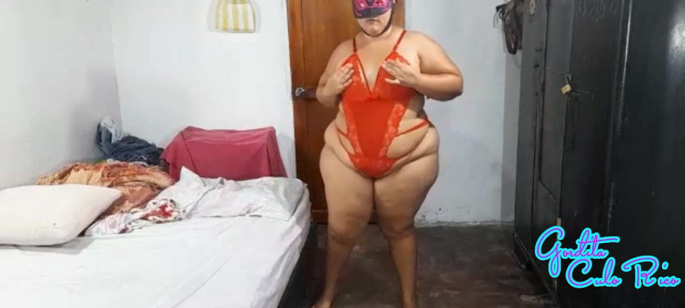Gordita Culo Rico: La moglie laura culona si masturba silenziosa per un orgasmo...