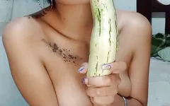 Yarağını hayal ederken salatalıkla mastürbasyon yapıyorum