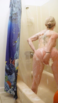 Kristi love sembra perfetta nuda e bagnata nella doccia