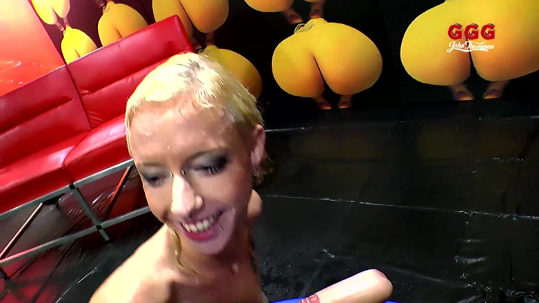 Casting GIRLS AND FIRST PORNO: Ggg John Thompson - Vex Voltage montando pollas gigantes mojadas y...
