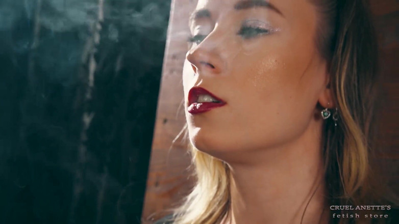 Cruel Anettes fetish world: Smoking close up