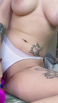 Orgasme dans un soutien-gorge blanc et une culotte blanche