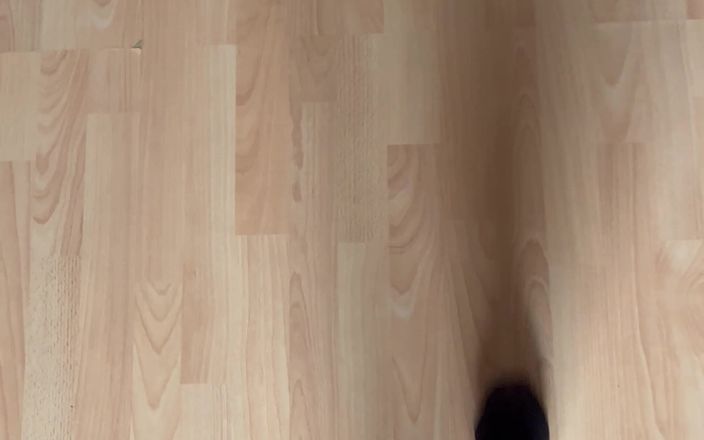 Feet: POV: 검은 스타킹을 입은 걷기