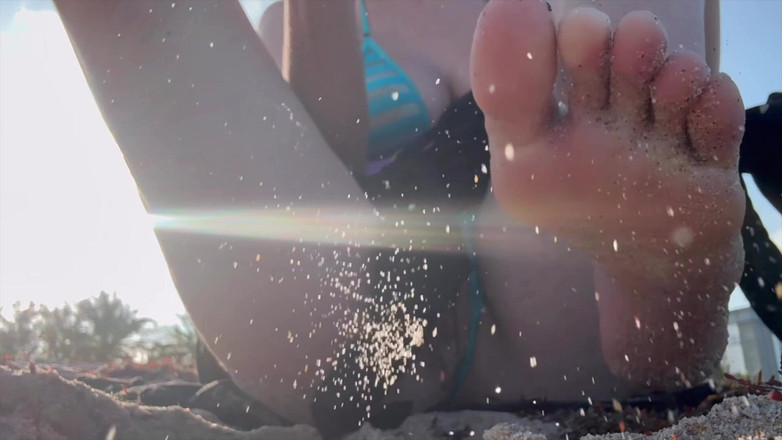 Artemisia Love: Mamă sexy italiană cu țâțe mari la plaja din Miami își expune...