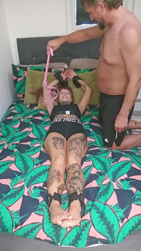 给我的女友挠痒痒