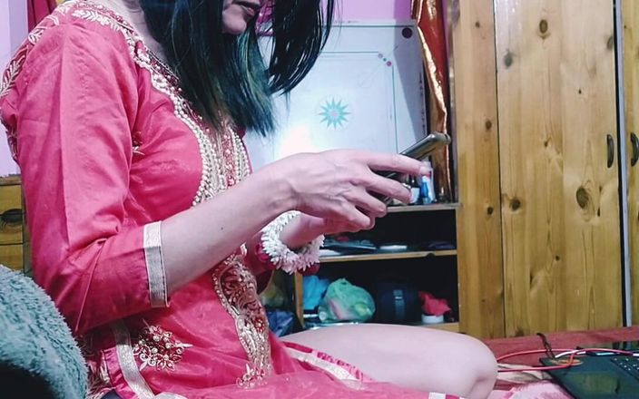 Bolly Karma: हॉट चोदने लायक मम्मी लंड चूसने से पहले धूम्रपान करती है