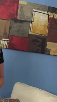 Hete blonde vrouw laat hete babysitter zich aansluiten voor een heet trio