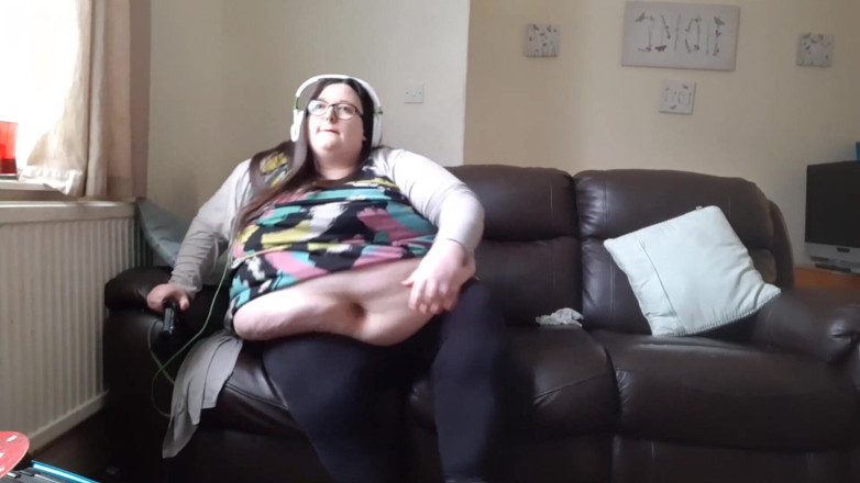 SSBBWLadyBrads: BBW SSBBW plays video games with belly