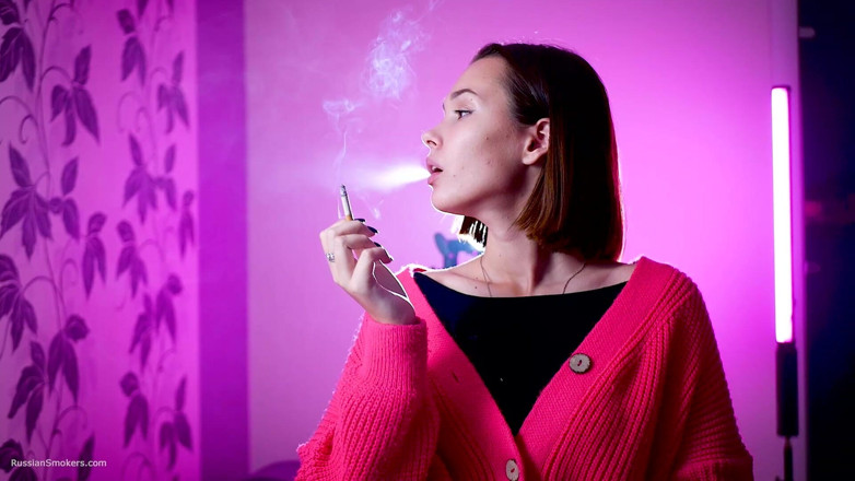 Russian Smokers: Une beauté russe espiègle fume une cigarette dans la nature