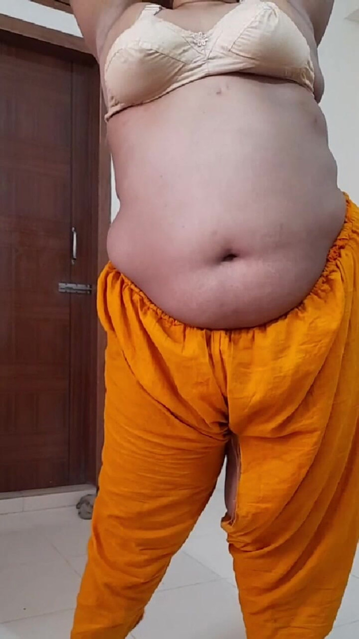 Aria Mia: 印度继母在酒店展示她的胸部