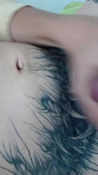 Potetovaný mladý muž masturbuje, dokud se nevystříká