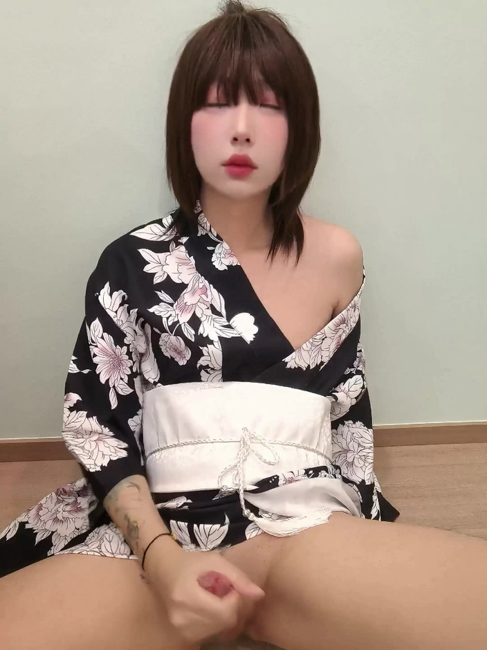 CD_XiXiouo: Super linda ladyboy asiática jugando su gran polla, ¿servirás su gran...