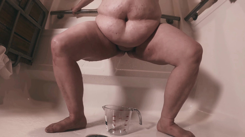 SexyNEBBW: Clismă cu pișat la hotel
