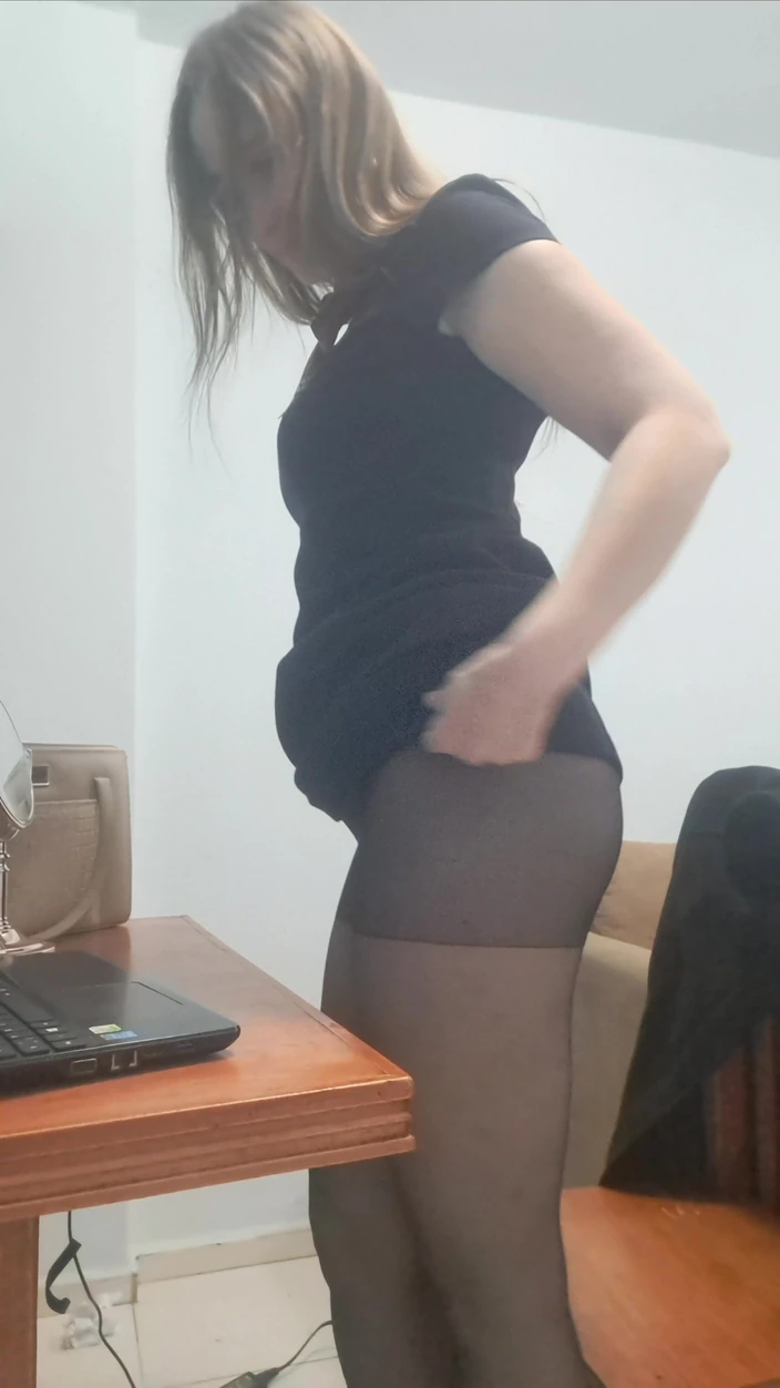 Flor_latina: Secretary Lets Herself Be Recorded Making a Hot Video Call...