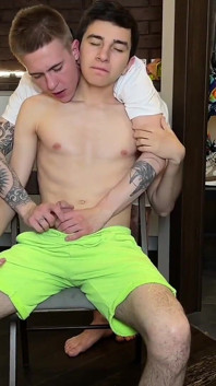 Twink lud einen typen mit einem großen schwanz zu besuchen ein, gab einen blowjob und brachte ihn zum orgasmus