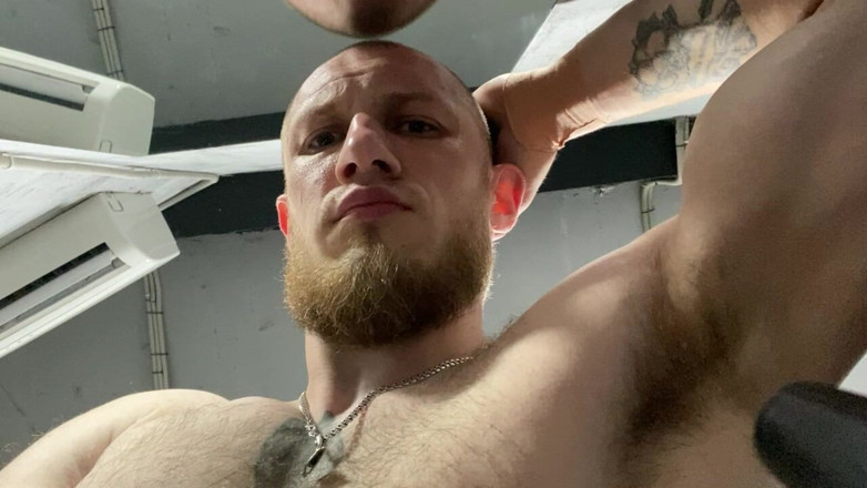 Hunky time: Schweißfeuchtes haar