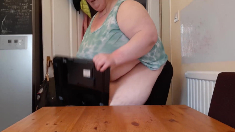 SSBBWLadyBrads: Pesando esta enorme colgada de vientre