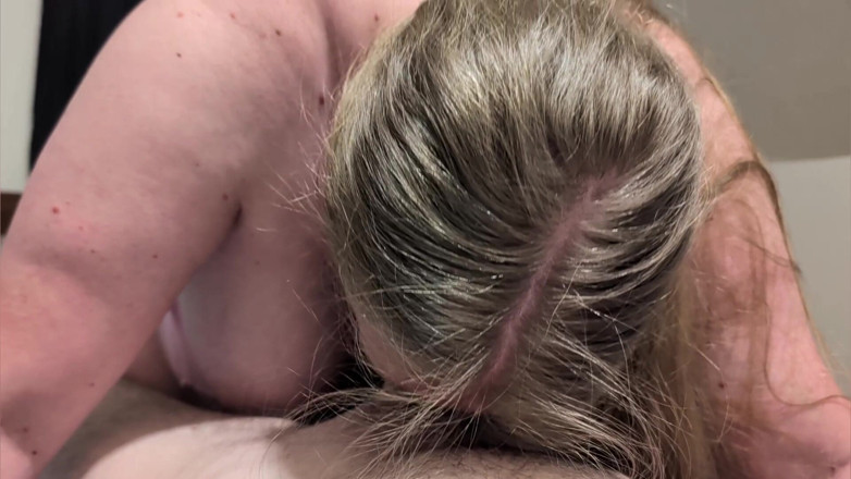 Dean ChinWetter: Mollige blonde MILF lutscht weiter, wenn ich beginne, in ihre...