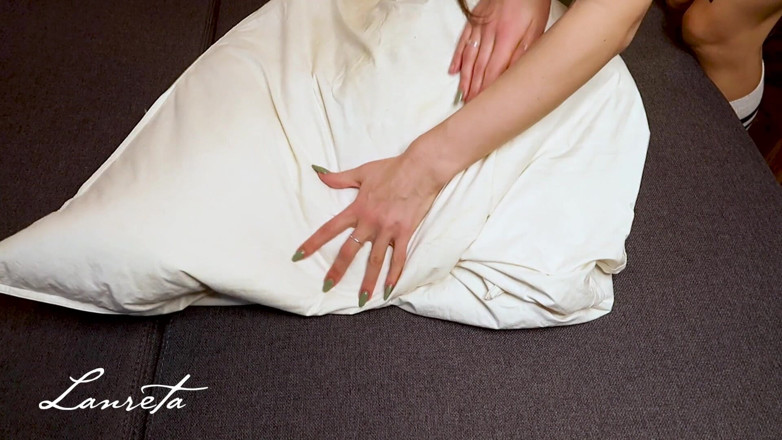 Lanreta: Un oreiller king size se tape