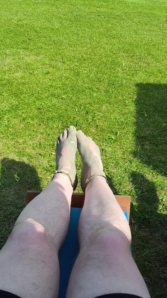 Footfetish: Barefoot Waiting for the Tide on the Beach