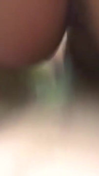 Esmer hatun açık havada kendi büyük yarağını emiyor
