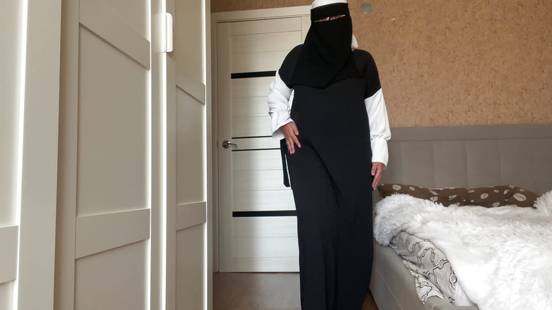 Lux Eva: Mulher árabe sexy com peitões masturba buceta até o orgasmo