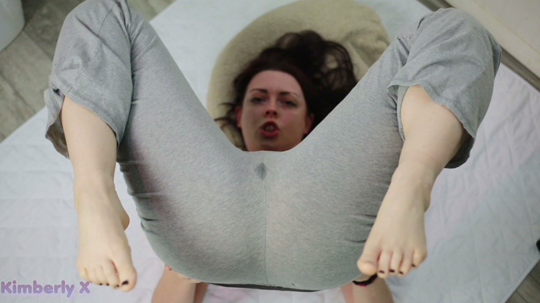 Kimberly X: Grå yogabyxor pissar
