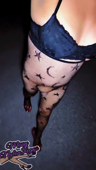 Missynylonleggs - Zlobivá Sissy Tgirl škádlí v síťovaných silonkách