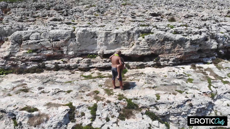 Erotic only: Venkovní bušení z útesu - kapající mokré šukání na pláži