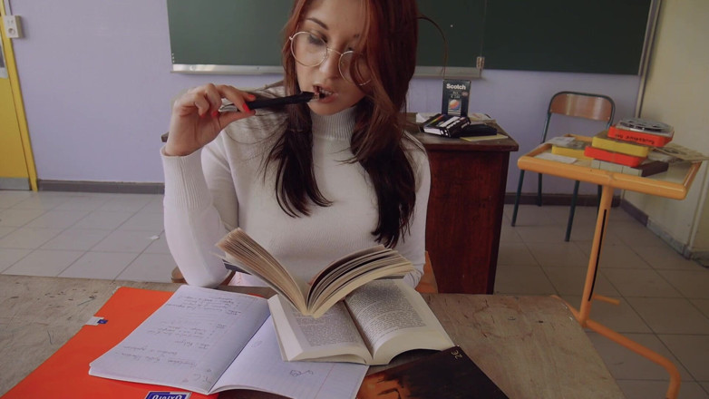 Madelaine_Rousset: Une étudiante étrangère vous montre comment se branler à la française