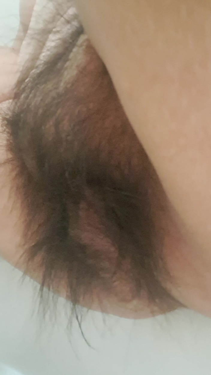 Mommy big hairy pussy: Bir MILF'in tüylü vajinasını denemeni istiyorum