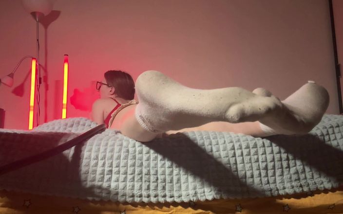 Skinny_lady69: Aan mijn sokken snuiven, mijn slaaf