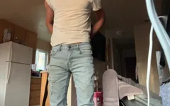 我的新继父让我在与他发生性关系之前自慰。