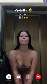Modello di webcam lo fa venire due volte tramite chiamata privata!