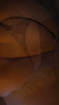 Carol Fox, blonde sexy, se fait prendre en levrette avec une culotte tirée sur le côté à la chatte avec creampie