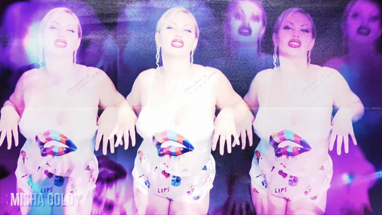 Goddess Misha Goldy: ¡Ponte tonto conmigo y chupa tu primera polla real!