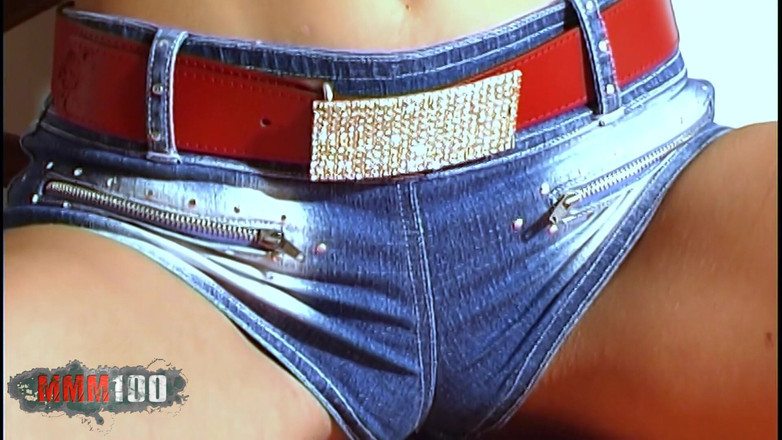 MMM100: アンディ・ブラウン:ベッドの上でホットなストリップショーをするかなり小柄なブルネットのアンディ・ブラウン