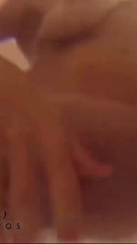 Vysokoškolačka se koupe v dětské lázni a masturbuje svou kundičku. Celé video