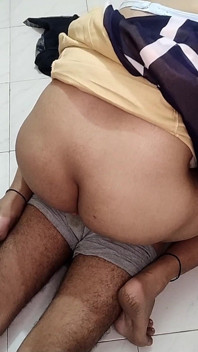 Mama vitregă se blochează sub pat, fiul vitreg îi vede accidental fundul mare, o fute