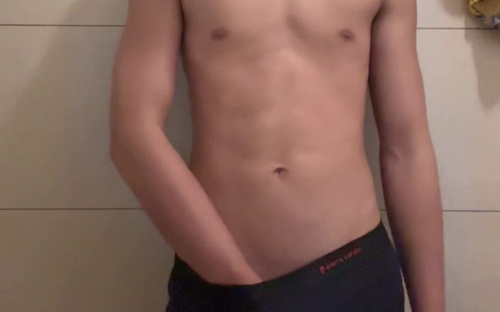Quan Vietnam 18: Hört Stranger försöka tyst masterbate i den offentliga toaletten. Tände...