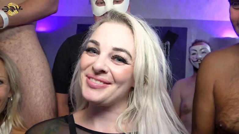 Creampie Clinic: Prezervatifsiz damızlık sarışın