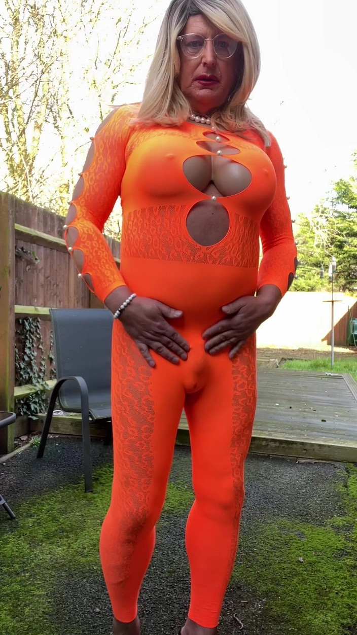 Kellycd2022: Amateur Crossdresser Kellycd2022 Sexy MILF Pissing in My Bodysuit