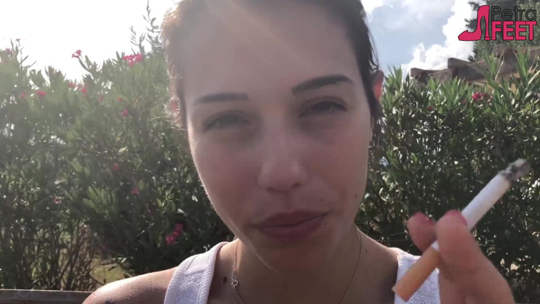Smokin Fetish: Smoking on bench with hot teen