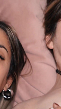 Morena e loira fodidas ao mesmo tempo pelo padrasto e pelo meio-irmão