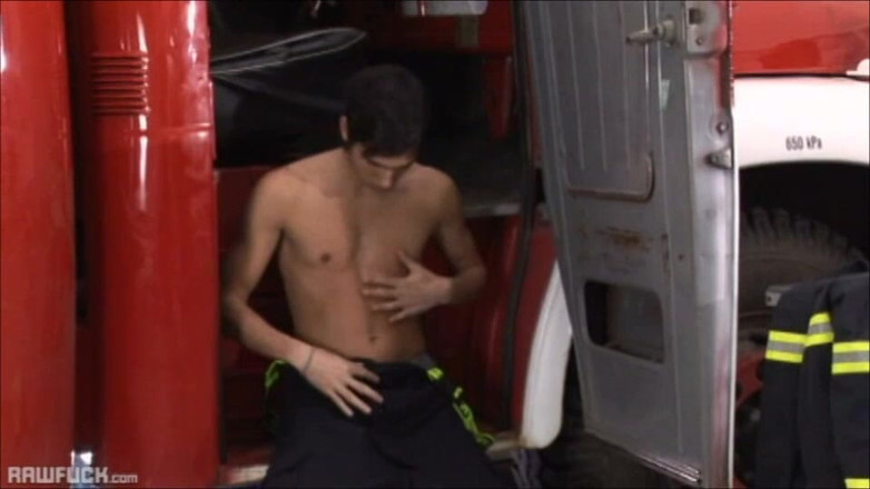 Raw Fuck: İtfaiyeci Val Horner kalın bir dölle mastürbasyon yapıyor