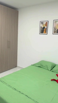 Un homme latino avec une grosse bite pénètre fermement la chatte de la fille latine jusqu’à jouir en elle.