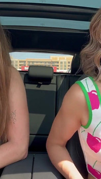 Nadia Foxx & Serenity Cox pomocí dálkově ovládaných vibrátorů Lush v A Drive Thru & Cumming Hard