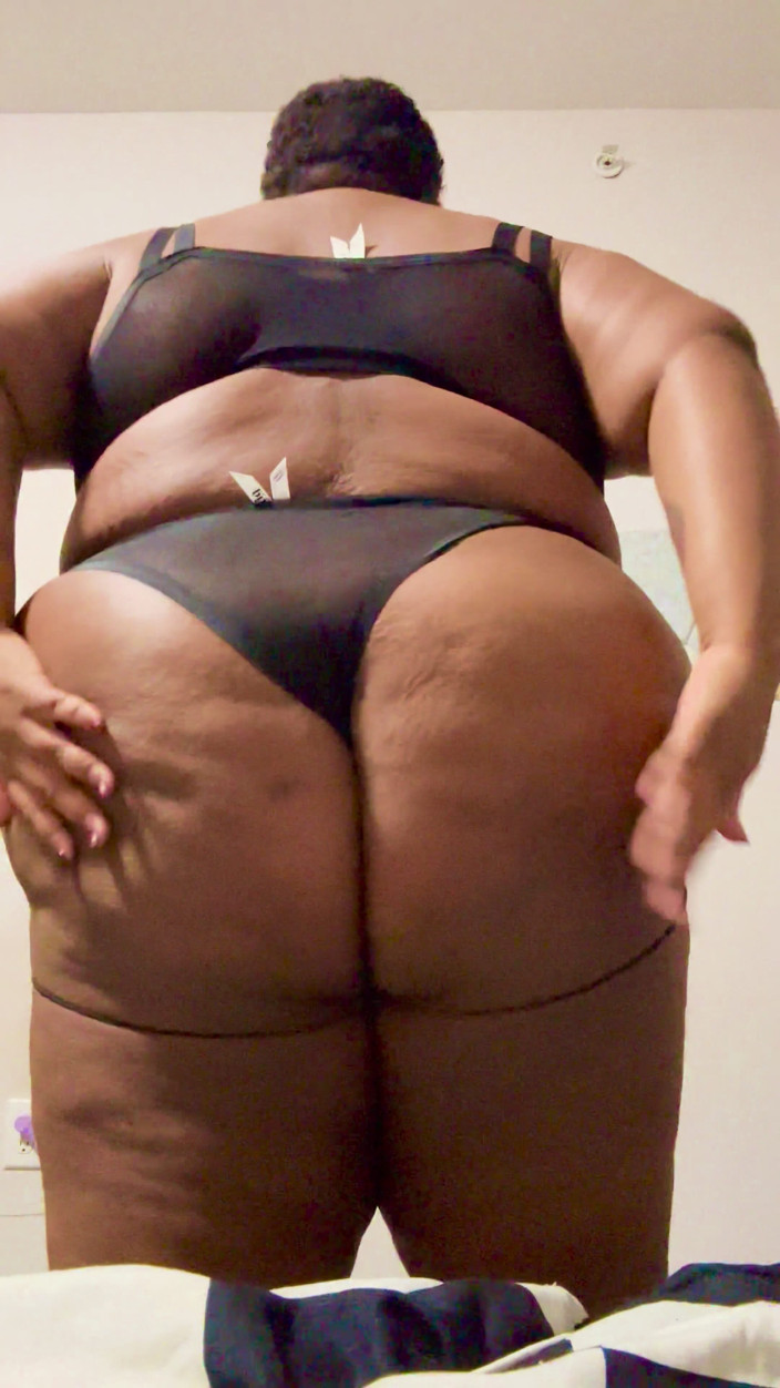 Monique Starr: Ingoio il culo grasso del mio perizoma intero bbw wedgie...