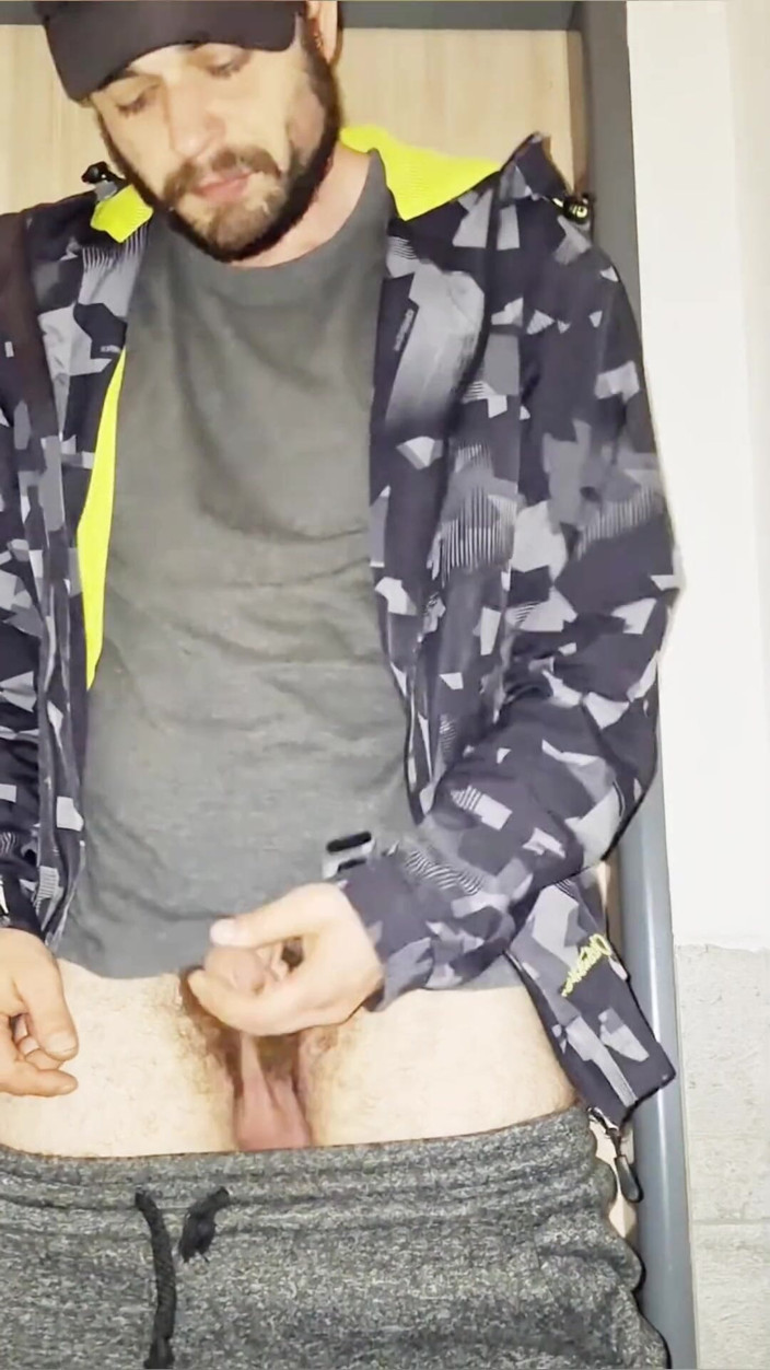 jerkofflover: 朝早く仕事を始めるとトイレでおしっこをします