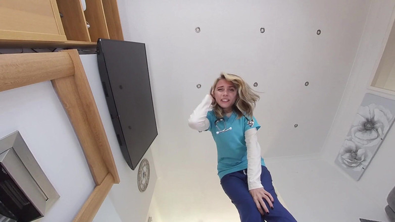 Jimmy Draws: Chloe Toy - op gezicht zittende verpleegster